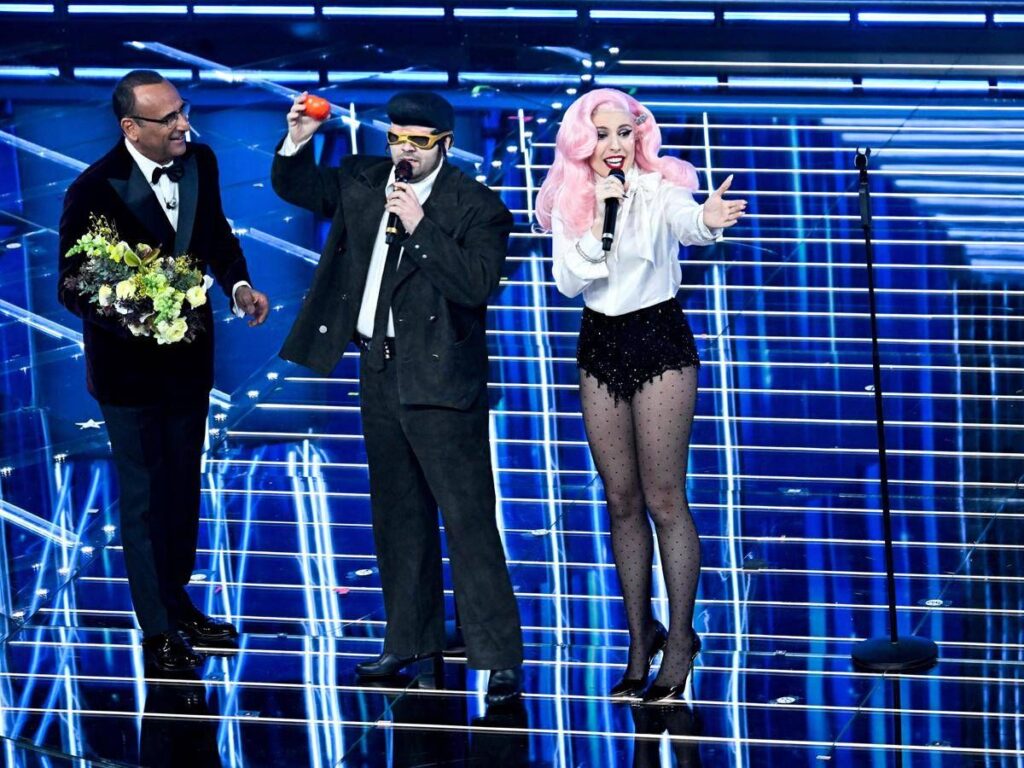 Sanremo 2026, TonyPitony e il caco sul palco: il significato del gesto