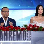 Sanremo 2026, ironia Conti su ascolti: “Sembra estate, capisco perché si abbassi platea tv…”
