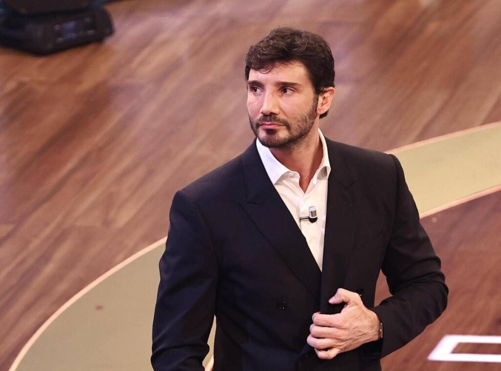 Sanremo, il passaggio di testimone per il 2027: l’investitura di Conti a De Martino oggi in diretta