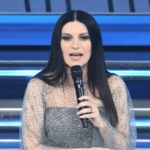 Sanremo, la gaffe ‘piccante’ di Pausini col microfono: “Mamma tutto bene…”