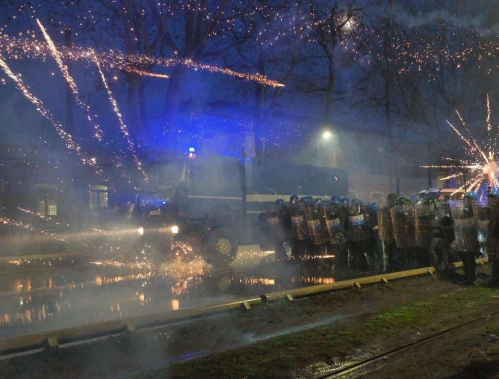 Scontri Askatasuna, tre persone arrestate: una ha aggredito il poliziotto