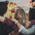 Stare insieme è un anti-stress, studio svela i benefici dello ‘scudo sociale’