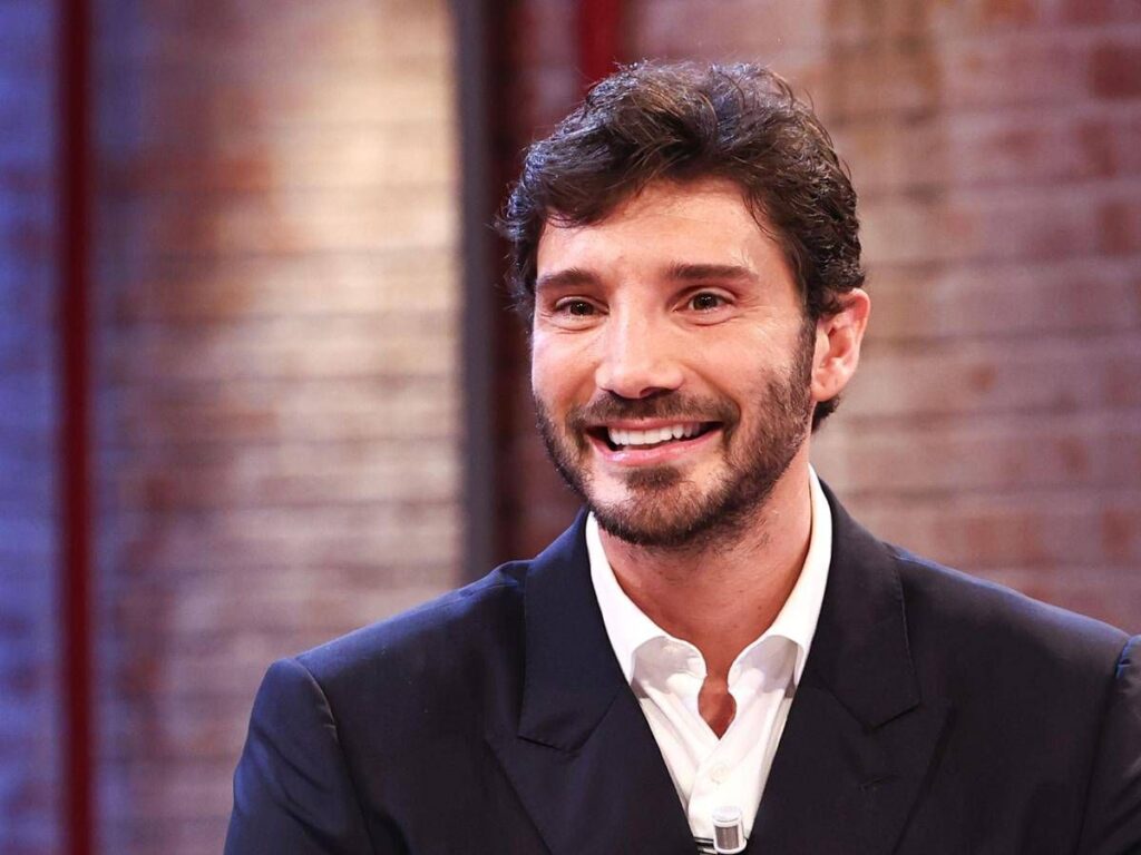 Stefano De Martino conduttore di Sanremo 2027, il golden boy Rai pronto a guidare il festival