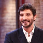 Stefano De Martino conduttore di Sanremo 2027, il golden boy Rai pronto a guidare il festival