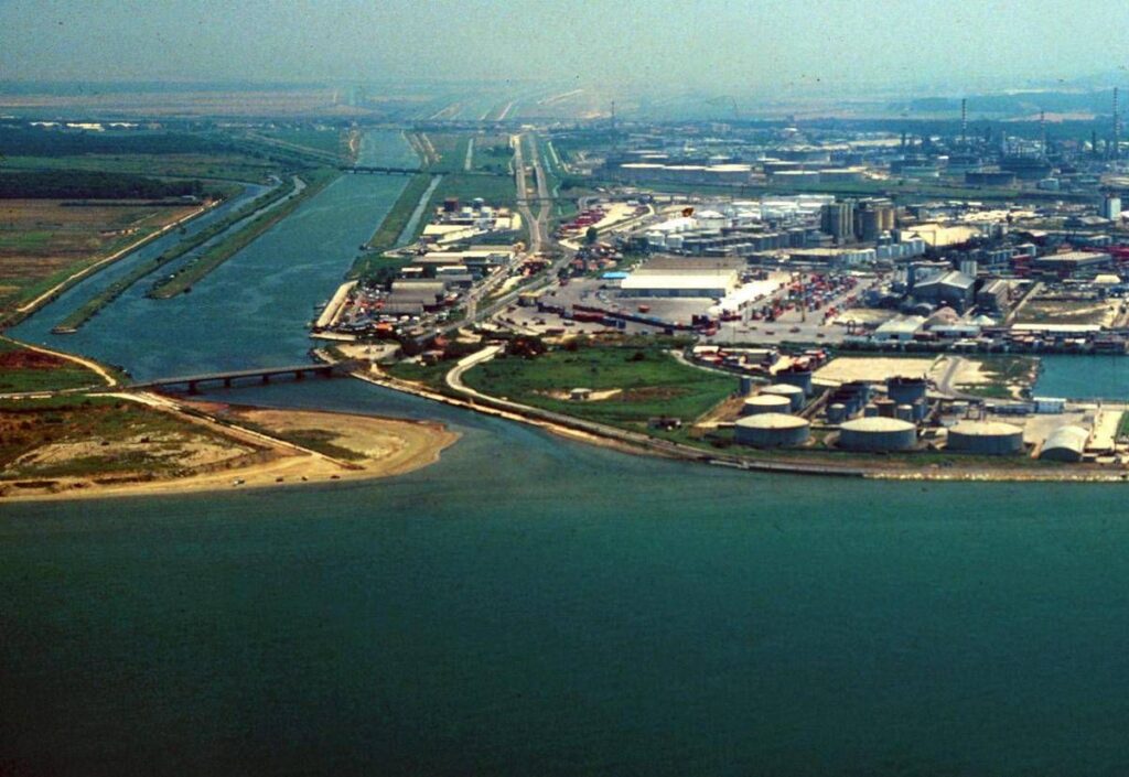 Tragedia al porto di Livorno: barca si ribalta, un morto