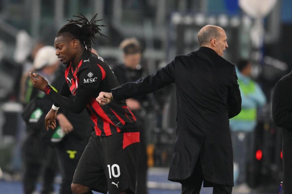 Allegri lo sostituisce, Leao ‘rifiuta’ l’abbraccio: cos’è successo in Lazio-Milan