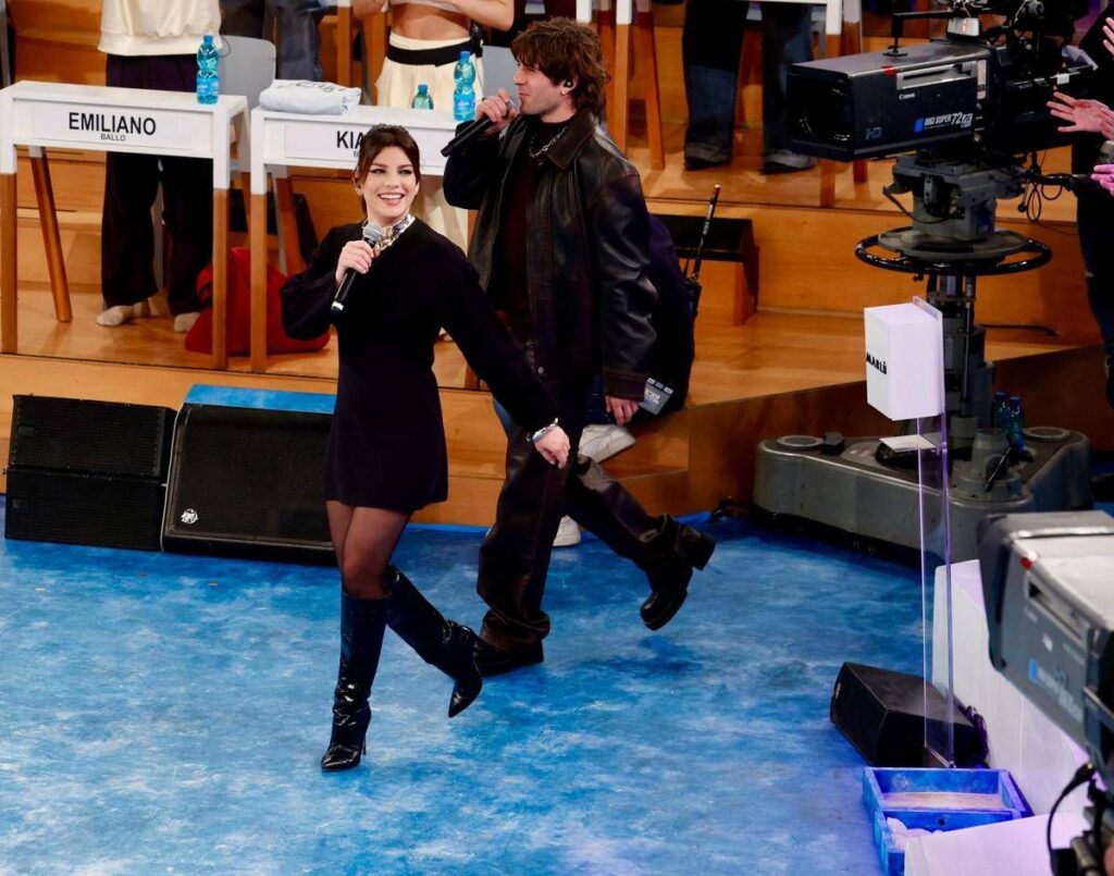 Amici, oggi domenica 8 marzo: Emma e Rkomi ospiti