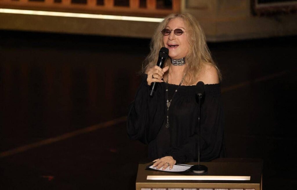 Barbra Streisand commuove agli Oscar 2026: in ricordo di Robert Redford canta ‘The Way We Were’