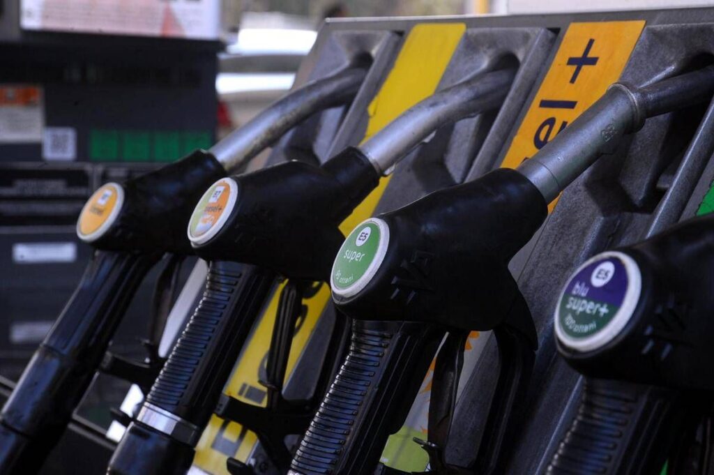 Benzina, prezzo al massimo da marzo 2022: “In due giorni un pieno costa 1 euro in più”