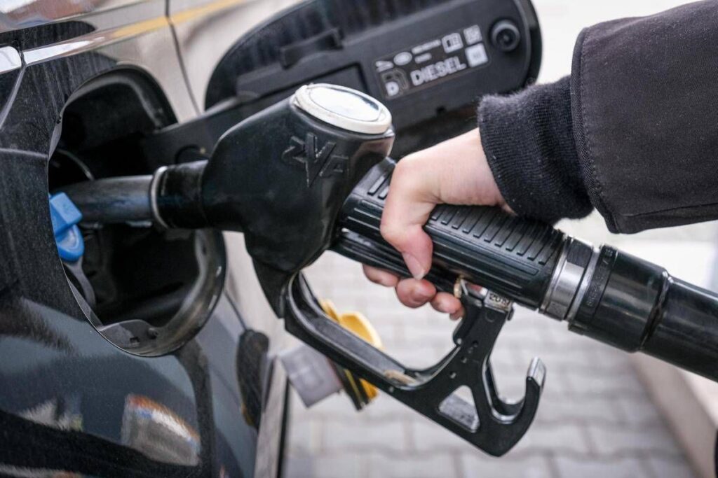 Carburanti, effetto accise: diesel torna sopra i due euro al litro