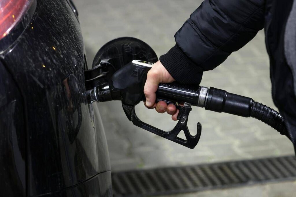Carburanti, prezzo di benzina e diesel in rialzo: gasolio oltre i 2 euro