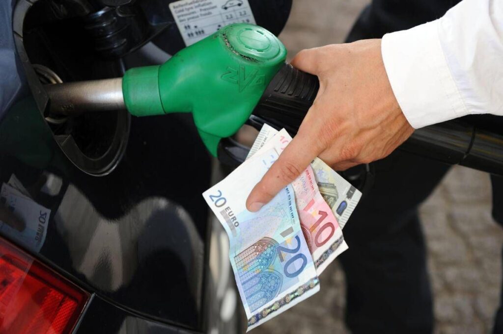 Caro carburanti, in 30 anni benzina raddoppiata e diesel quasi triplicato: la denuncia del Codacons