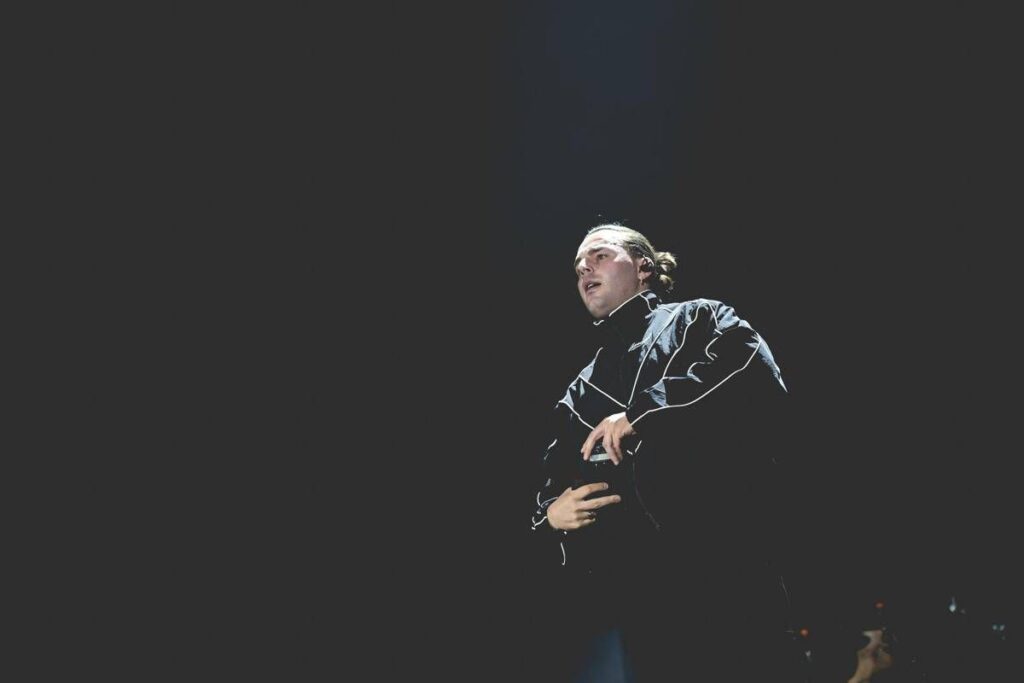 Ernia, il ‘processo’ show a Milano: il Duca รจ tornato a casa