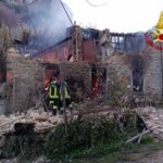 Esplosione in una palazzina a Pescia: si cerca un uomo disperso