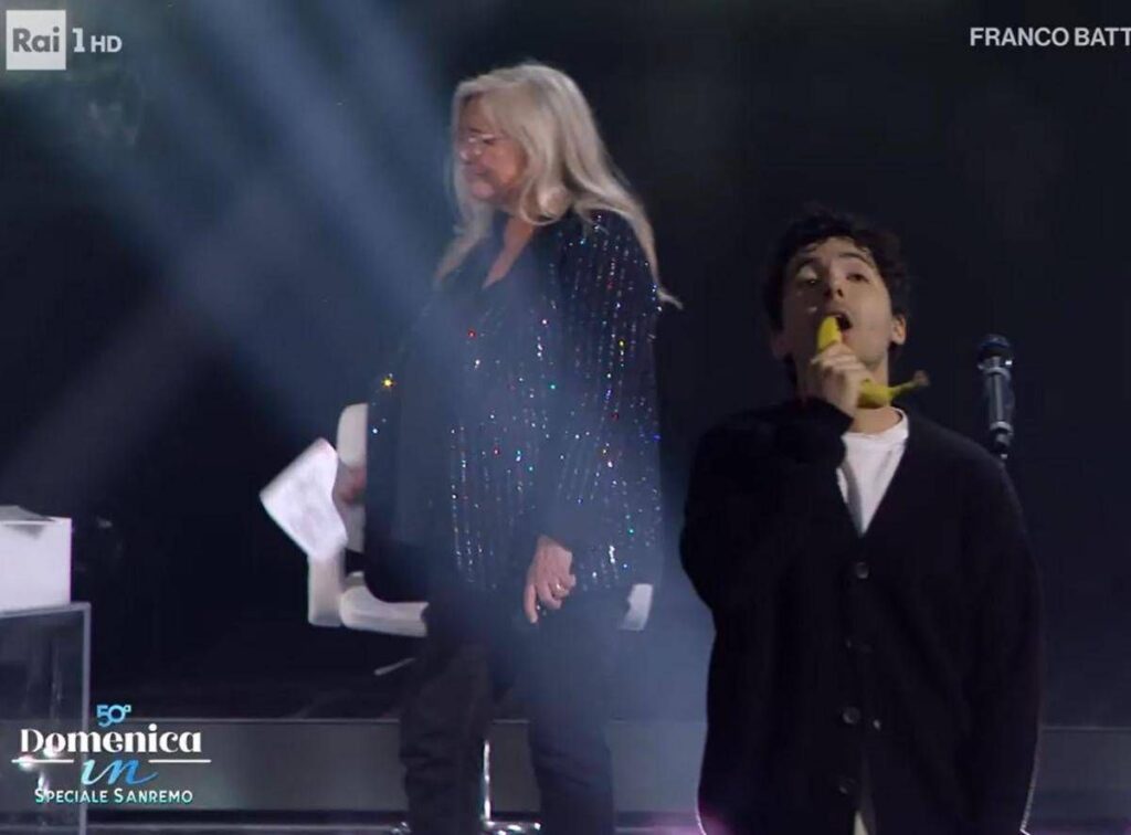 Fulminacci svela il playback a Domenica In e canta con una… banana