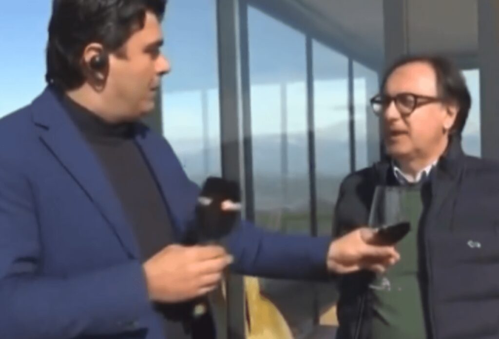 Gaffe a Uno Mattina, l’inviato scambia il microfono… per un calice di vino in diretta