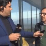 Gaffe a Uno Mattina, l’inviato scambia il microfono… per un calice di vino in diretta