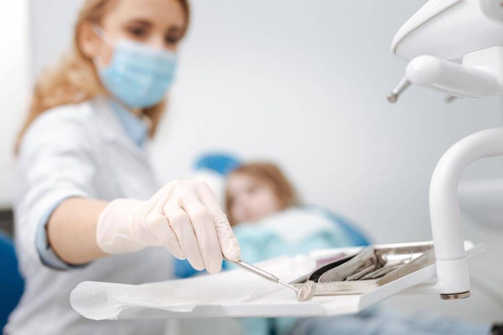 Gas esilarante contro la paura del dentista, sedazione cosciente per riavvicinare gli italiani alle cure