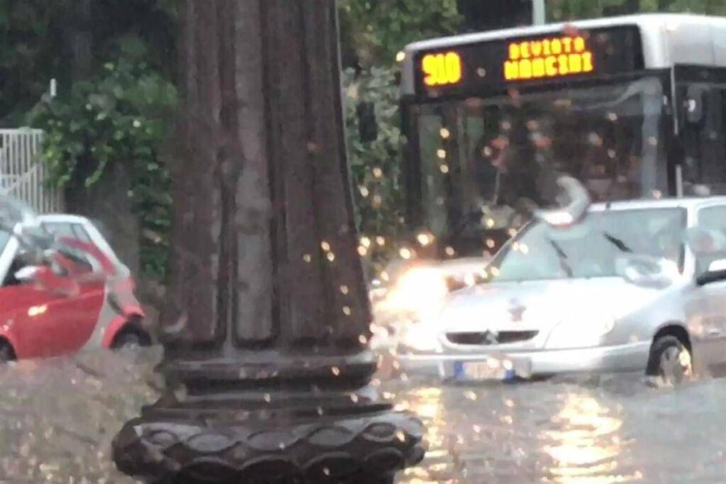 Grandine a Roma sud e sul litorale: strade allagate e traffico in tilt