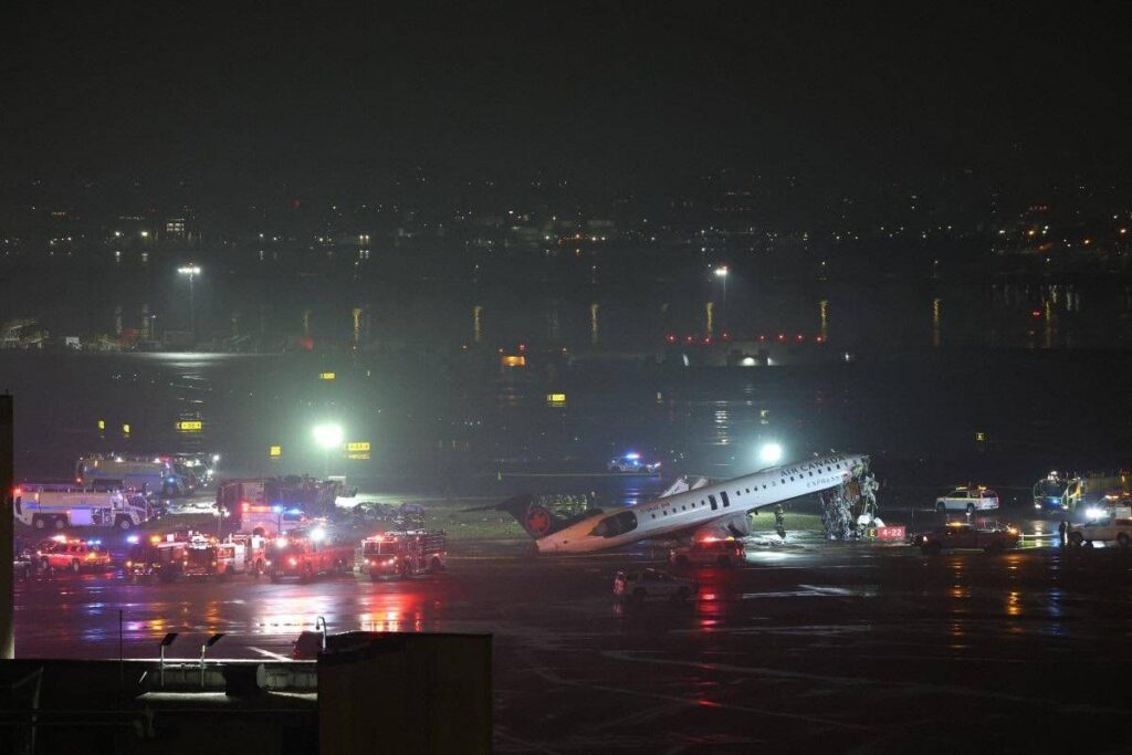 Incidente su pista all’aeroporto LaGuardia di New York, aereo in fase di atterraggio si scontra con un veicolo