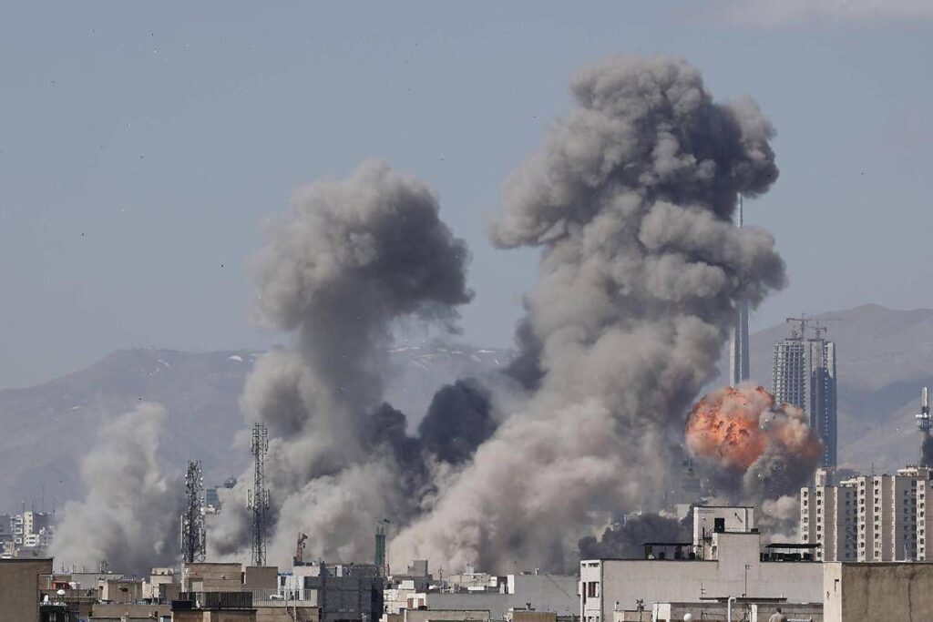 Iran, attacco Usa entra in fase 2: “Colpiremo ovunque, Teheran senza chance”