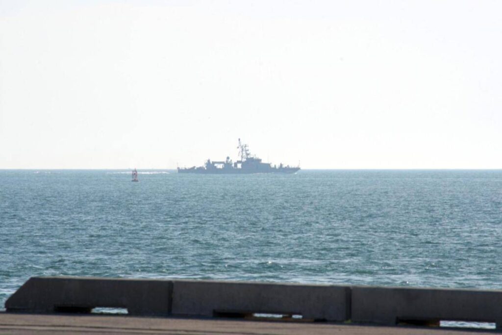 Iran, nave cinese attravera Hormuz e sfida il blocco di Trump. Oggi primi colloqui Israele-Libano – Diretta