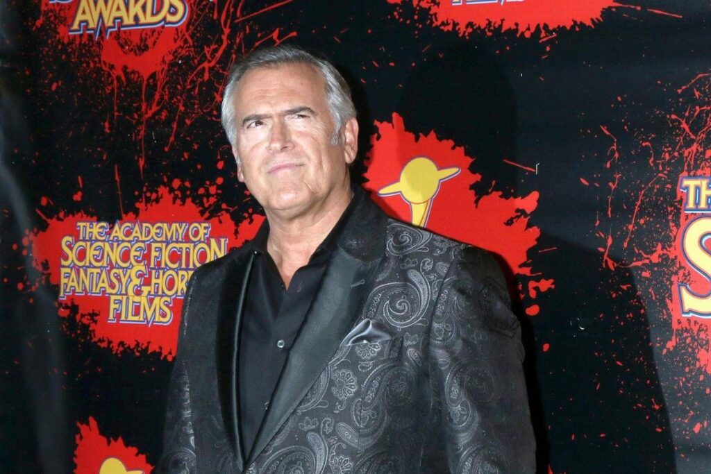La star di ‘La Casa’ Bruce Campbell rivela di avere il cancro: “Ma non temete, sono un vecchio figlio di putt…”