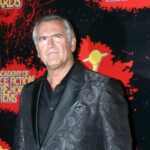 La star di ‘La Casa’ Bruce Campbell rivela di avere il cancro: “Ma non temete, sono un vecchio figlio di putt…”
