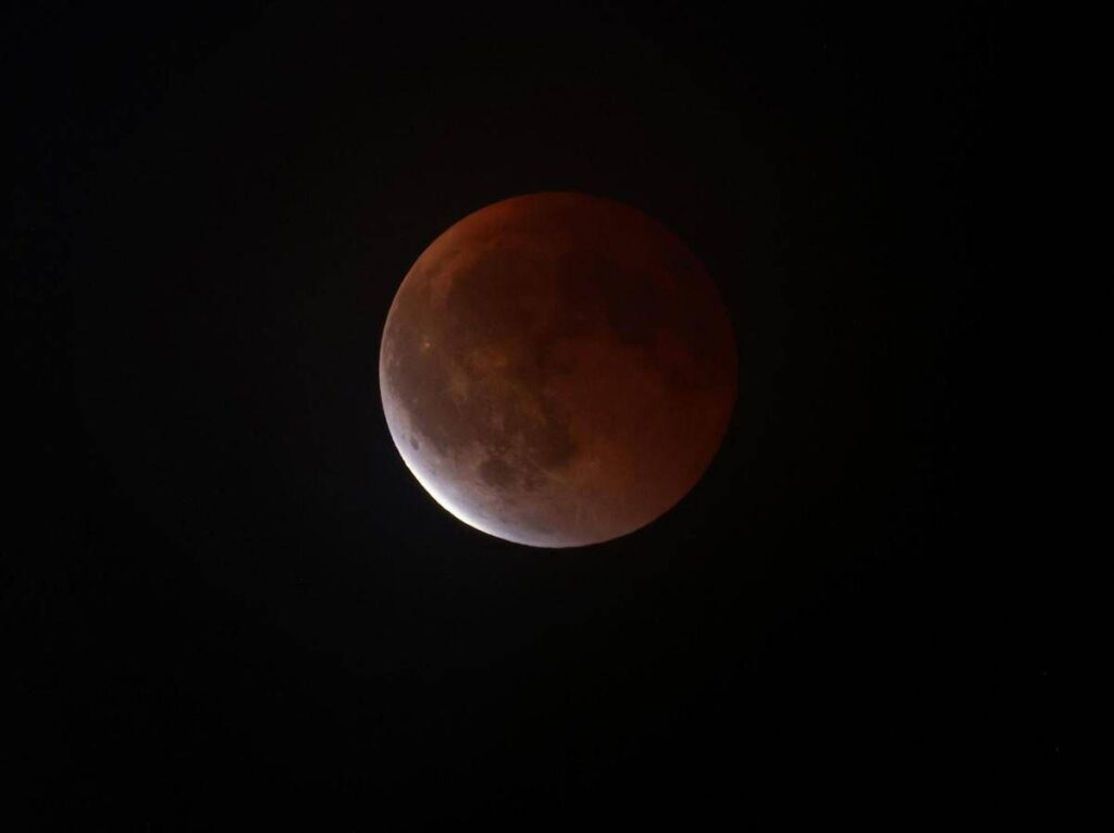 Luna di sangue, oggi l’eclissi totale: cos’è e quando vederla