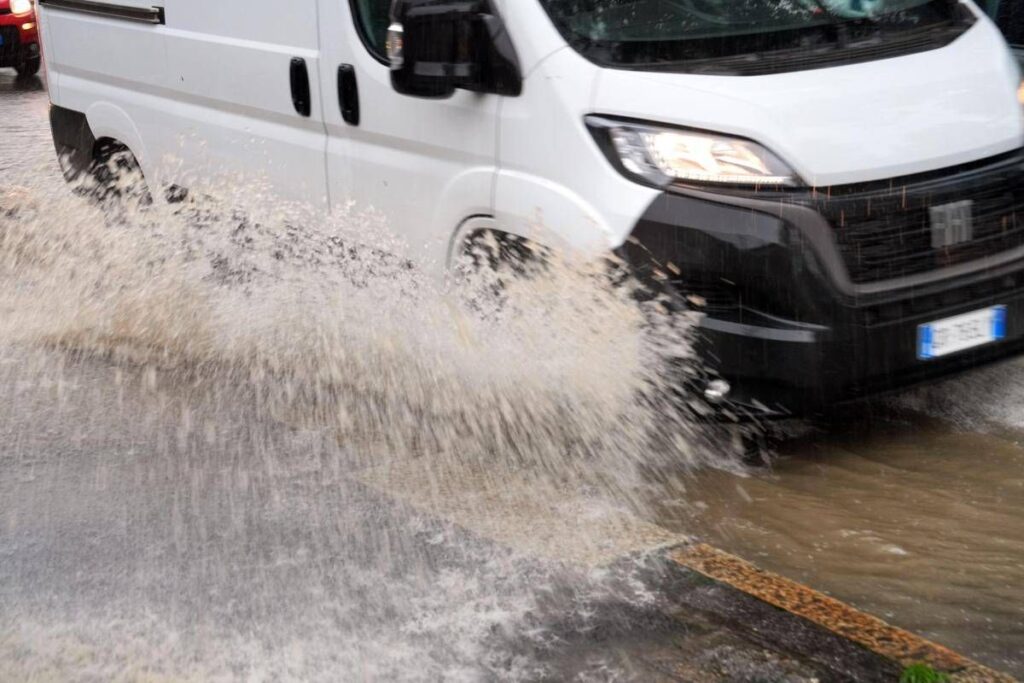 Maltempo a Roma, bomba d’acqua con pioggia e grandine