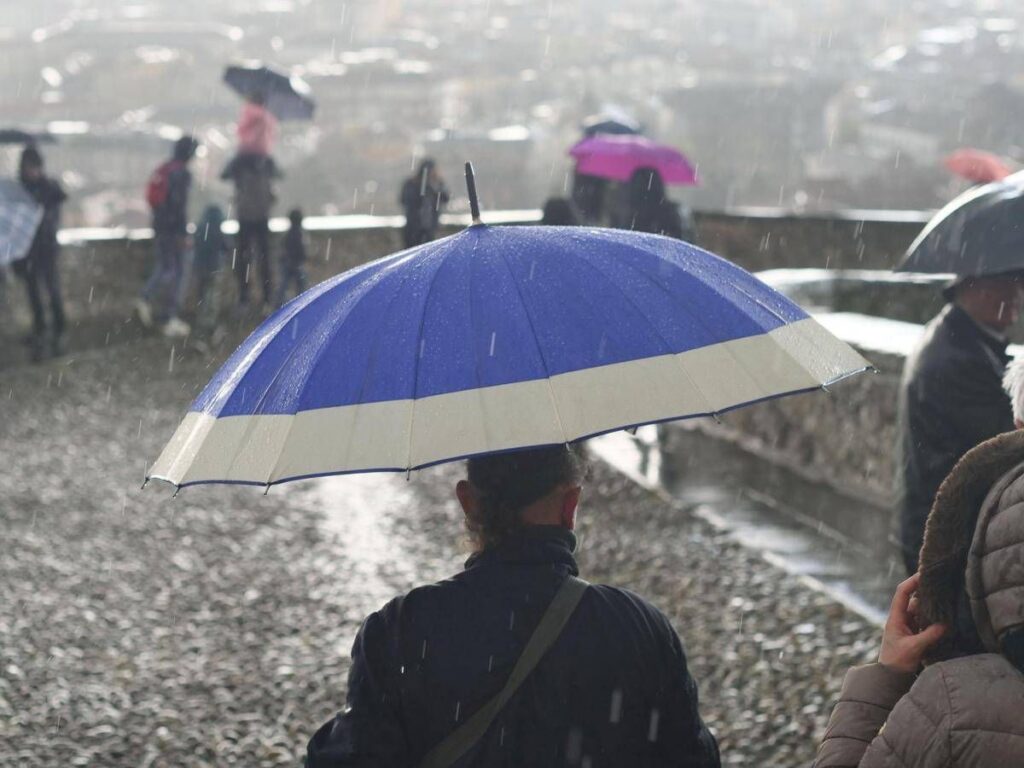 Meteo, ancora maltempo con temporali e piogge intense al Centro-Sud: da domenica torna il sole