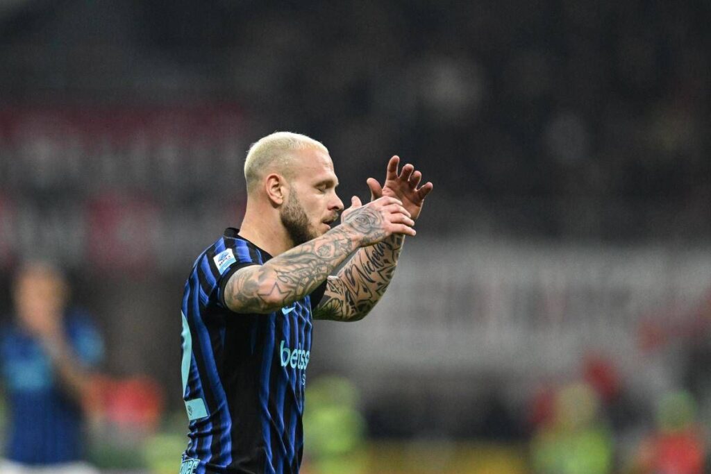 Milan-Inter 1-0, caos nel finale: pareggio ‘annullato’ ai nerazzurri, poi Dumfries chiede rigore. Cos’è successo