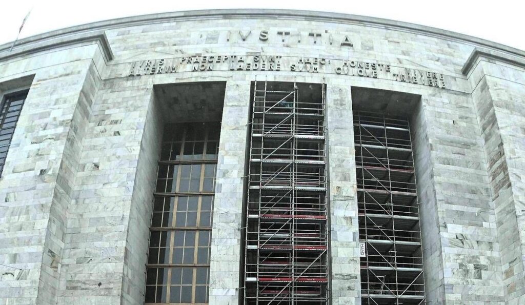 Milano, allarme bomba al Palazzo di giustizia: verifiche in corso