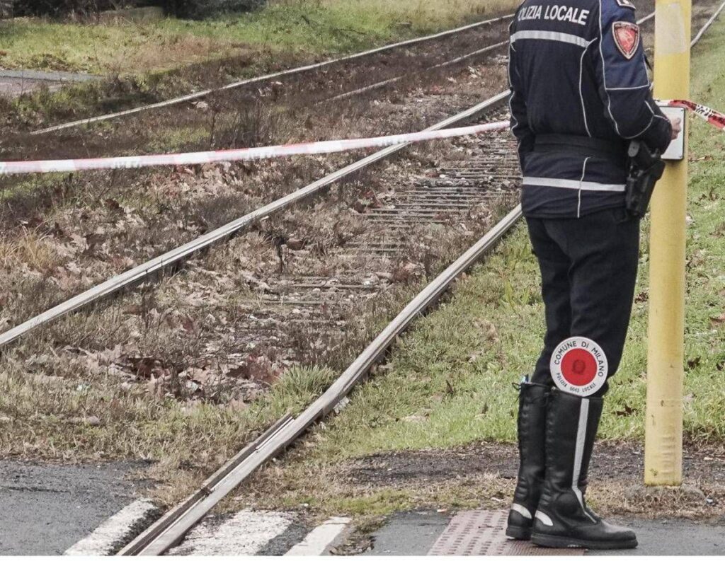 Milano, si blocca ruota e tram esce dai binari: nessun ferito