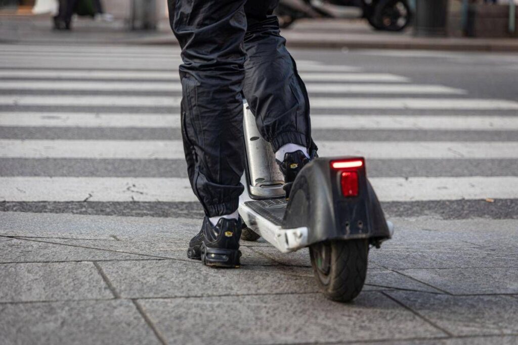 Monopattini, dal 16 maggio scatta obbligo targa e assicurazione: multe fino a 400 euro
