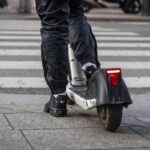 Monopattini, dal 16 maggio scatta obbligo targa e assicurazione: multe fino a 400 euro