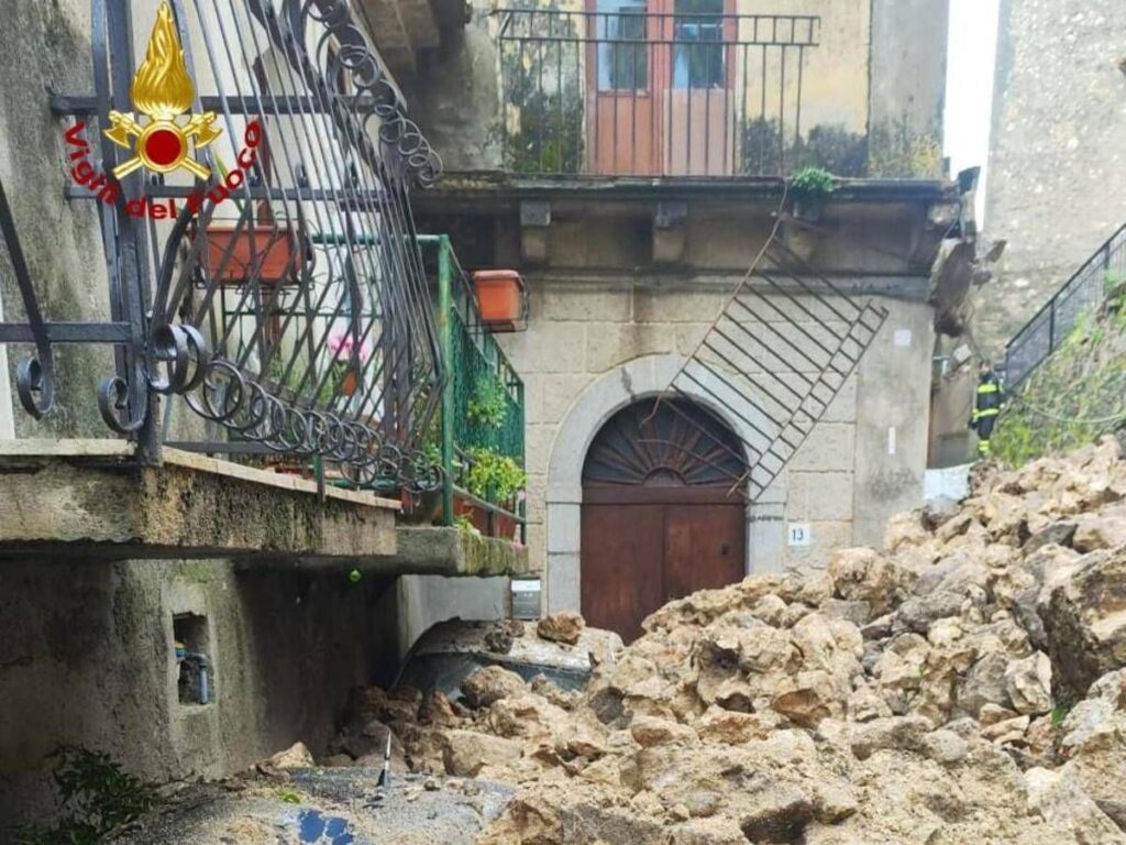 Reggio Calabria, crolla muro a ridosso di una chiesa: auto travolte dai detriti
