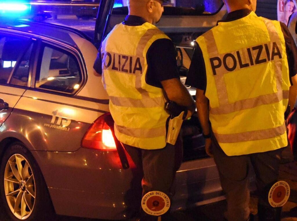 Roma, 23enne su auto a noleggio non si ferma all’alt e si schianta contro autobus