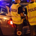 Roma, 23enne su auto a noleggio non si ferma all’alt e si schianta contro autobus