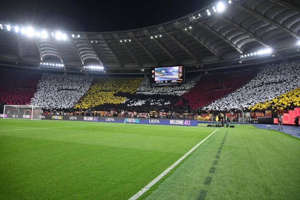 Roma, coreografia contro Bologna. Ironia social: “Sembra un gatto”