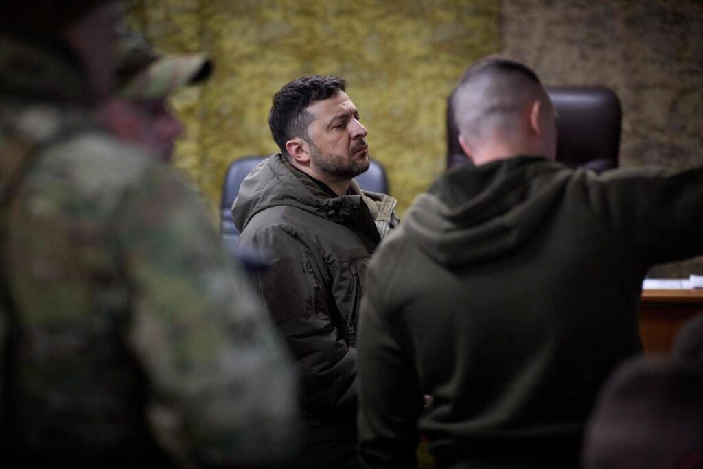 Ucraina, Zelensky in visita nel Donetsk: “Russia prepara offensiva primavera”