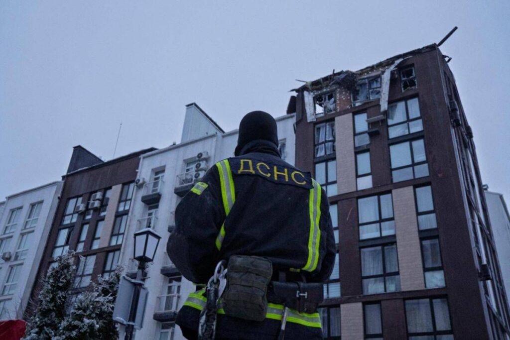Ucraina, nuovo attacco con droni su Kiev: Mosca colpisce ponte per rifornimenti militari