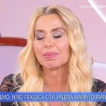 Valeria Marini in lacrime a La volta buona: “Frassica mi ha offesa”. Ed esce dallo studio