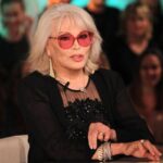 Amanda Lear a Belve: “Dalì era impotente, Bowie? Faceva un po’ schifo…”