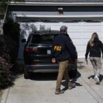 Attentato a Washington, Allen e il manifesto contro Trump: “Stop ai suoi crimini”