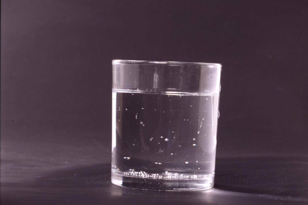 Bere acqua calda al mattino o alla sera? I consigli dell’esperto