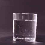 Bere acqua calda al mattino o alla sera? I consigli dell’esperto