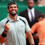 Berrettini travolge Medvedev a Montecarlo e si ‘scusa’ con… Carlo Verdone. Cos’è successo