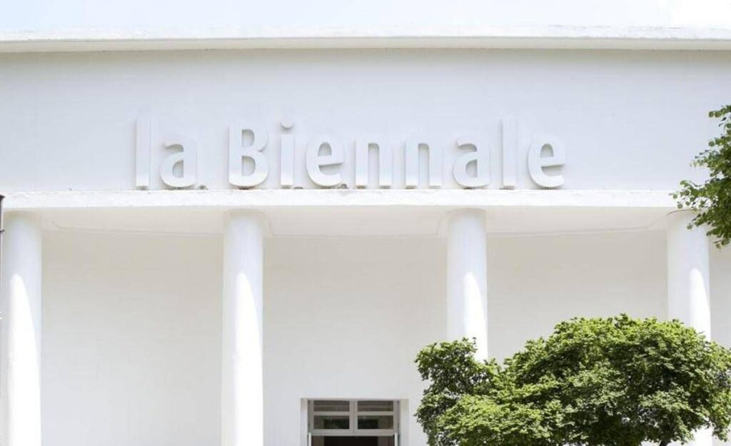 Biennale Arte, giuria esclude Russia e Israele dai premi: “Niente a chi è accusato di crimini contro l’umanità”