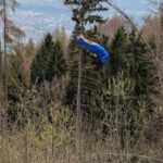 Cade con il parapendio e resta sospesa su un albero a 30 metri da terra
